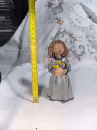 Figura ángel con flores