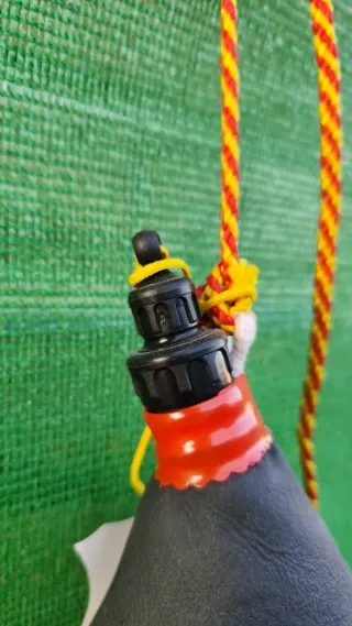 Bota de vino 2L negra con cuerda