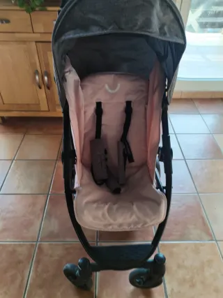 Carrito de bebé gris y rosa