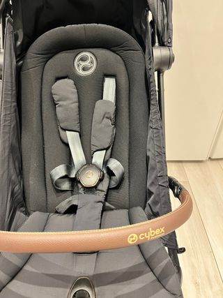 Passeggino Cybex Coya nero con frame goldrose