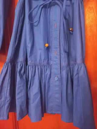 Vestido azul largo hasta la rodilla