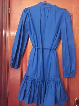 Vestido azul largo hasta la rodilla
