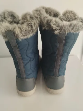 Botas de nieve azules y grises