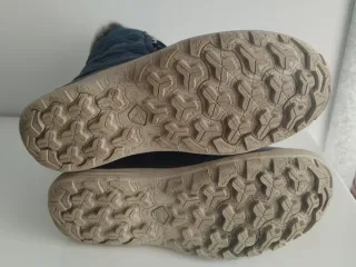 Botas de nieve azules y grises