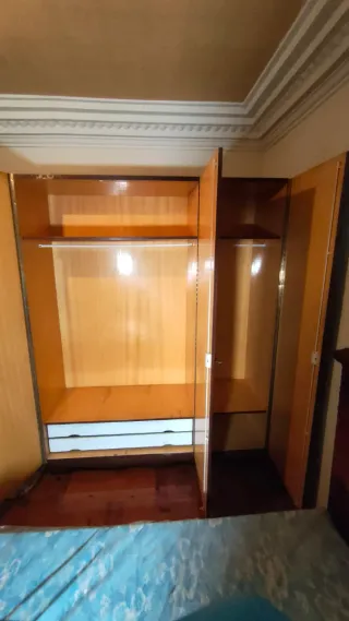 Armario de madera maciza