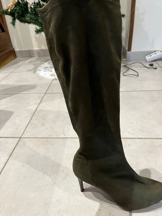 Botas altas ante verde