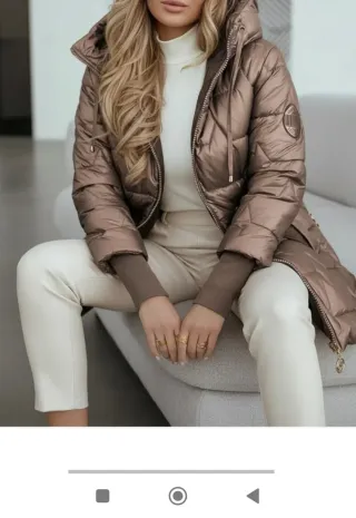 Abrigo acolchado marrón con capucha