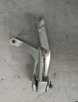 Reposapiés Estribera Trasera Derecha FZR 600