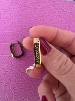 Pendientes Guess dorados Solo tienen dos puestas