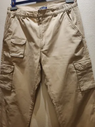 Chinos beige con múltiples bolsillos