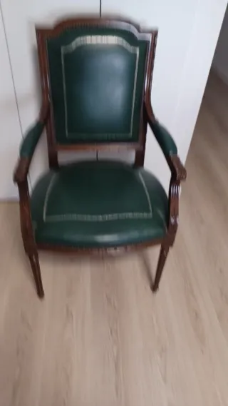 Escritorio, butaca y librería clásicas.