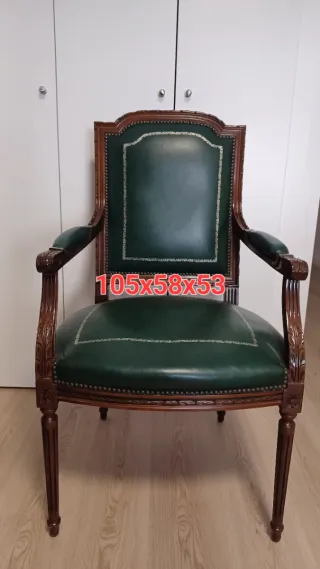 Escritorio, butaca y librería clásicas.