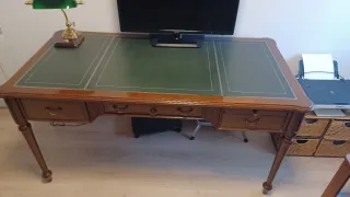 Escritorio, butaca y librería clásicas.