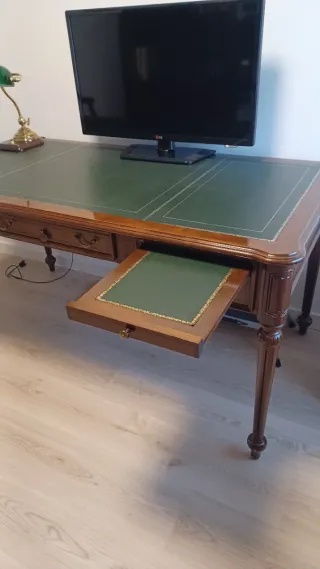 Escritorio, butaca y librería clásicas.