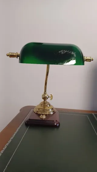 Escritorio, butaca y librería clásicas.