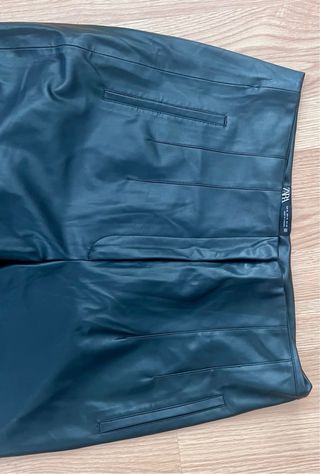Pantalón efecto piel Zara