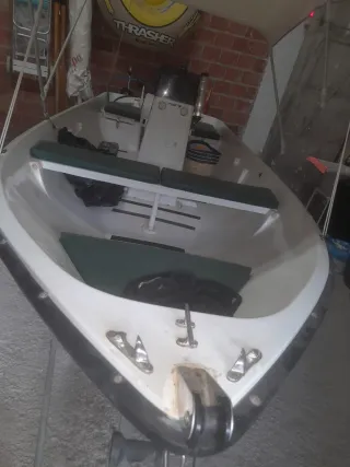 Barco a motor Caher 400 con remolque Yamaha 20cv