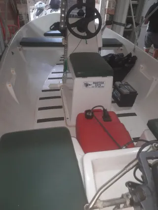 Barco a motor Caher 400 con remolque Yamaha 20cv