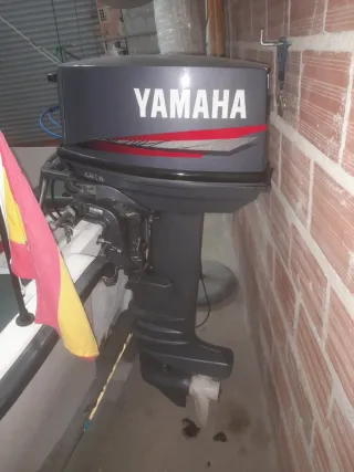 Barco a motor Caher 400 con remolque Yamaha 20cv