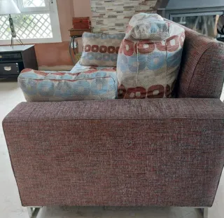 Sofá de tela marrón y multicolor