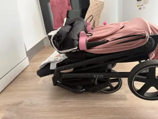 Silla de paseo bebé rosa y negra