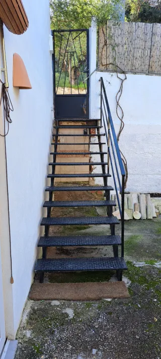 Escalera exterior metálica, en Segart (Valencia)