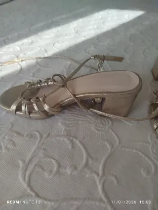 Sandalias doradas atadas al tobillo