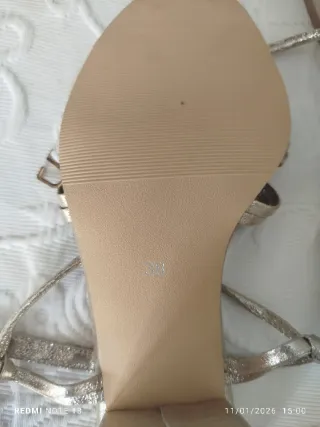 Sandalias doradas atadas al tobillo