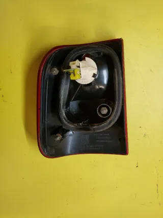 PILOTO TRASERO DERECHO NISSAN TERRANO II