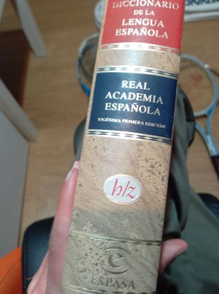 Dos diccionarios de la RAE de la A a la z