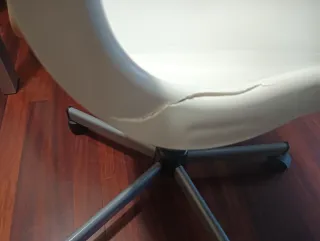 Silla giratoria Ikea con una pequeña rotura.
