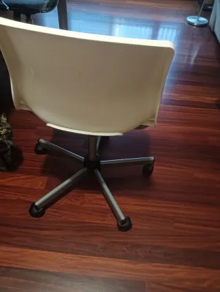 Silla giratoria Ikea con una pequeña rotura.