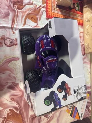 Coche teledirigido morado sin usar