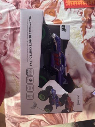 Coche teledirigido morado sin usar
