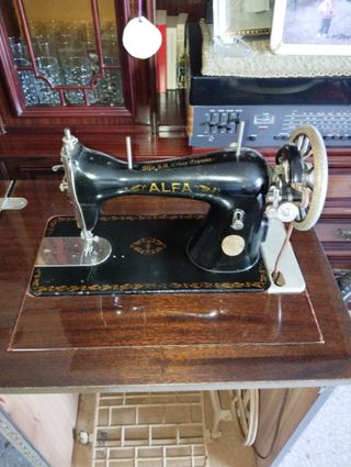 Máquina de coser Alfa antigua