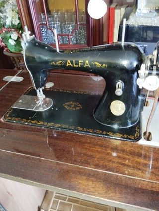Máquina de coser Alfa antigua