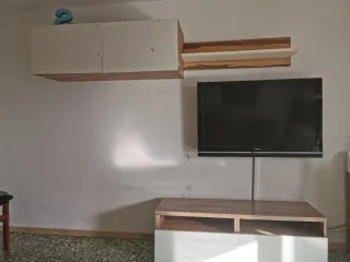 Mueble de comedor blanco y madera