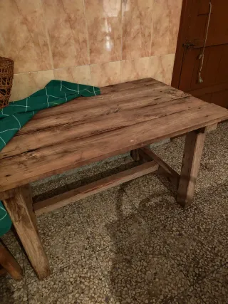 Mesa de madera rústica antigua