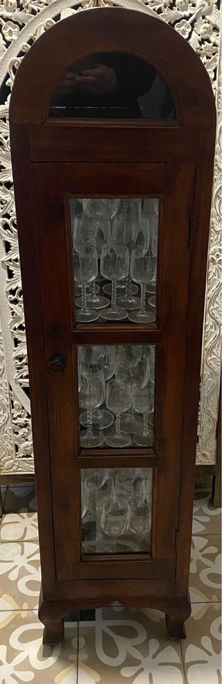 Vitrina de madera con cristalería D’ARQUES