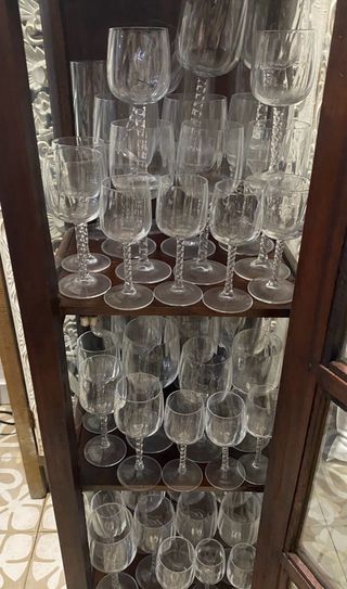 Vitrina de madera con cristalería D’ARQUES