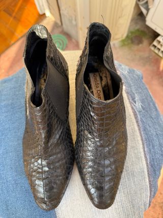 Stivaletti neri effetto serpente