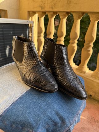 Stivaletti neri effetto serpente