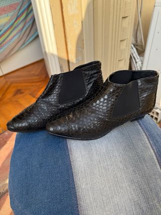 Stivaletti neri effetto serpente