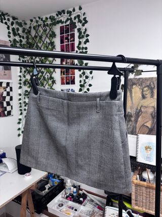 Falda de cuadros gris