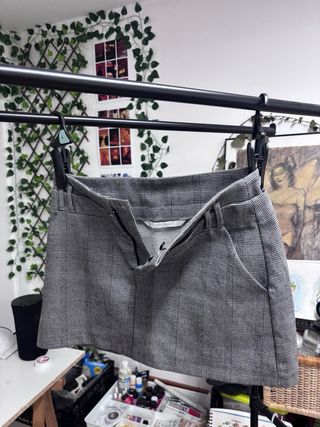 Falda de cuadros gris