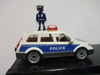 Coche Policía Playmobil y muñeco de policía de Pla