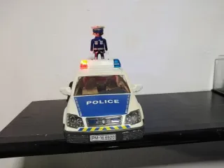 Coche Policía Playmobil y muñeco de policía de Pla