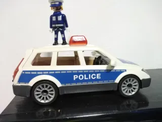 Coche Policía Playmobil y muñeco de policía de Pla