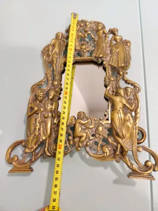 Extraordinario espejo/portafotos de bronce vintage