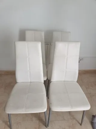 Mesa de comedor blanca de madera